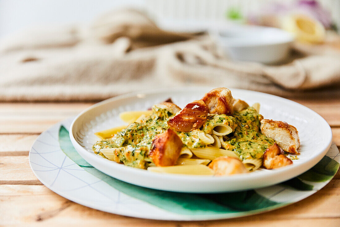 Penne mit Hähnchen und Honig-Möhren-Sauce