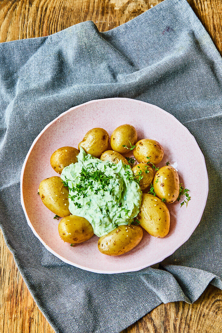 Potatoes with herb-cheese sauce
