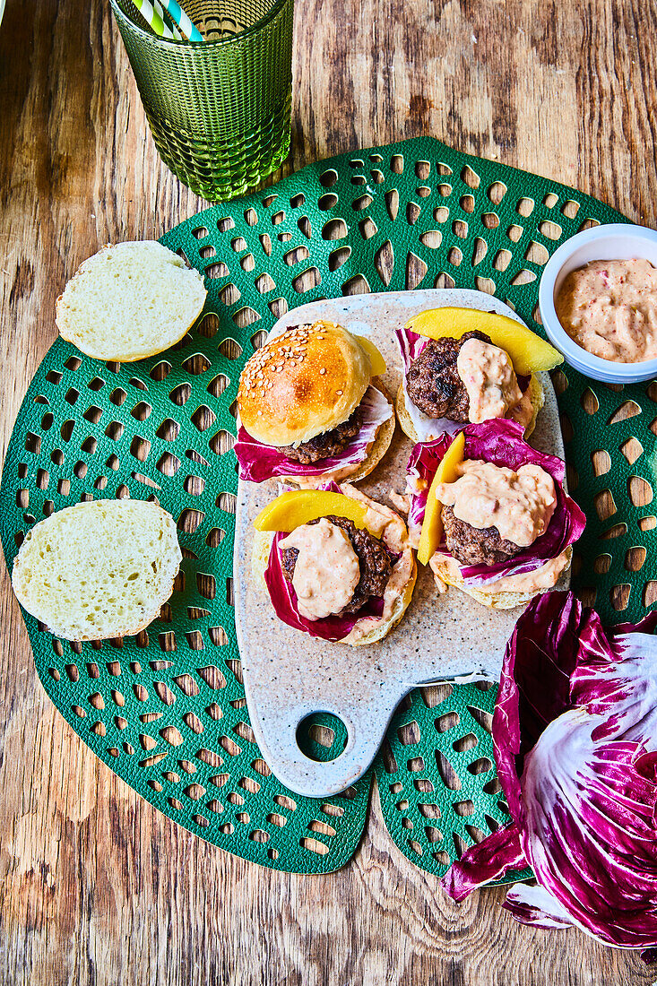 Mini burgers with radicchio and mango