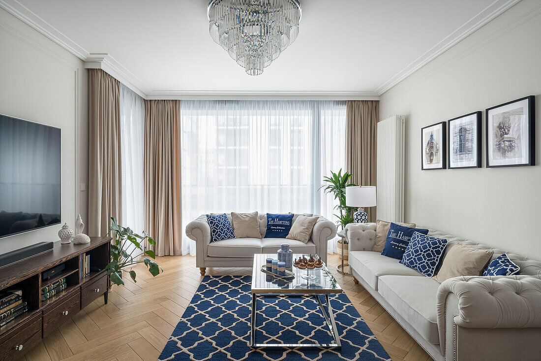 Wohnzimmer im Hampton-Stil, hellgraue Sofagarnitur und blaue Accessoires