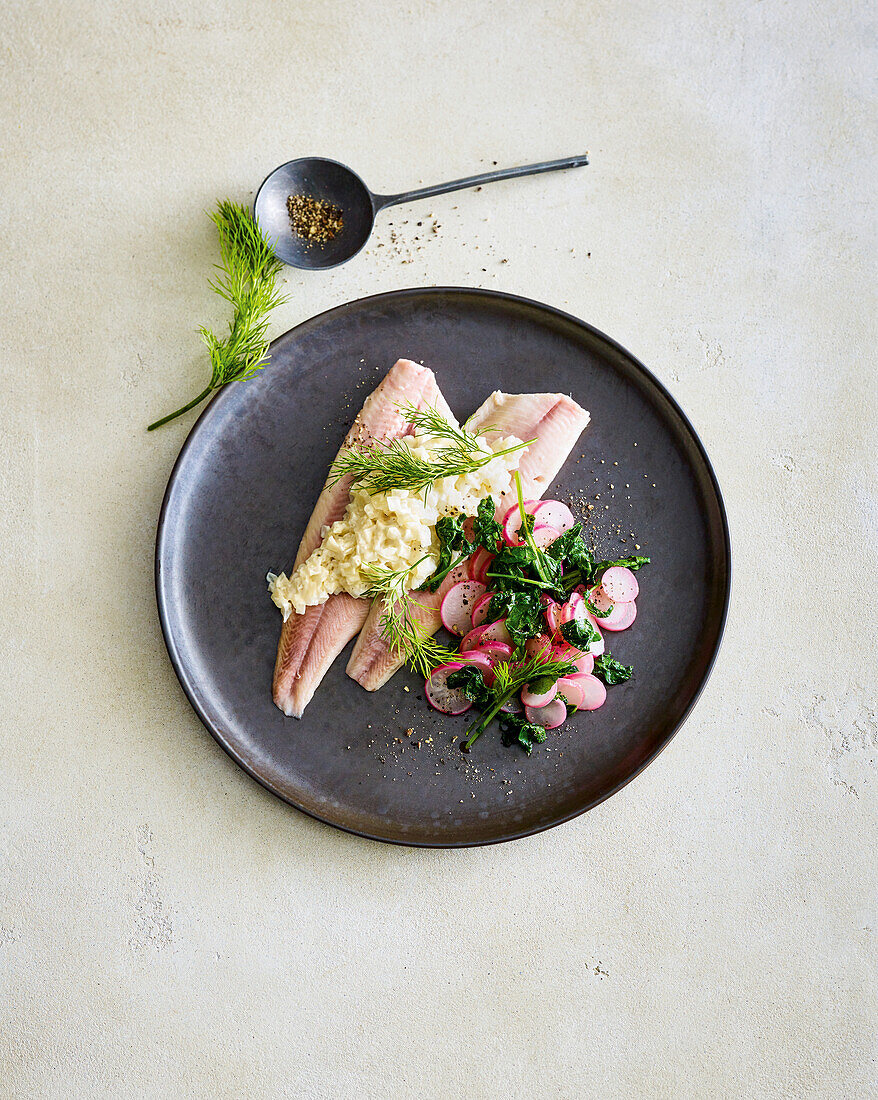 Warmer Radieschensalat mit Räucherforelle und Zwiebelkompott