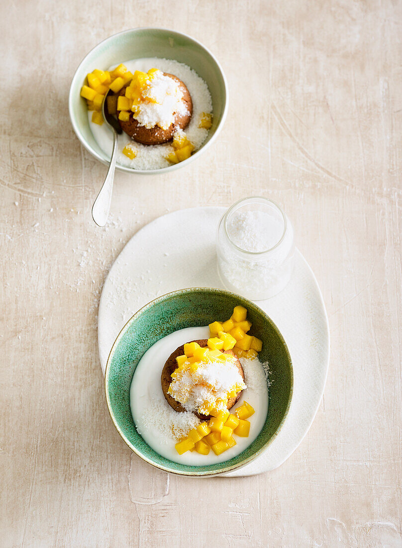 Mandelküchlein auf Kokosjoghurt mit Mango