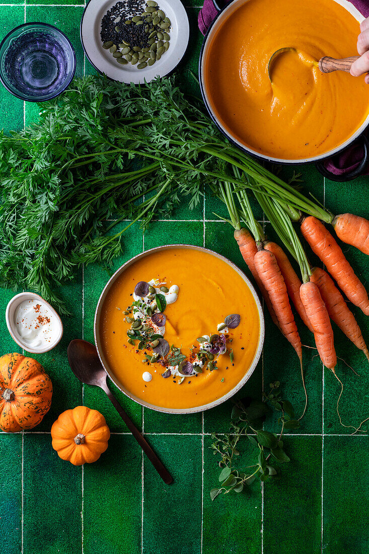 Kürbis-Möhrensuppe mit Topping