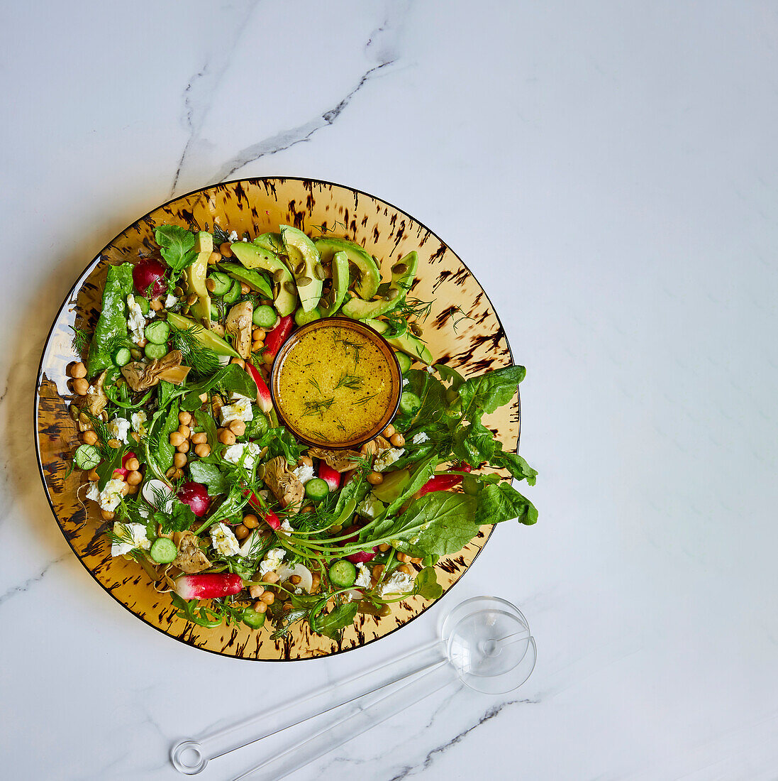 Schwedischer Dillsalat mit Avocado, Eiszapfen und Kichererbsen