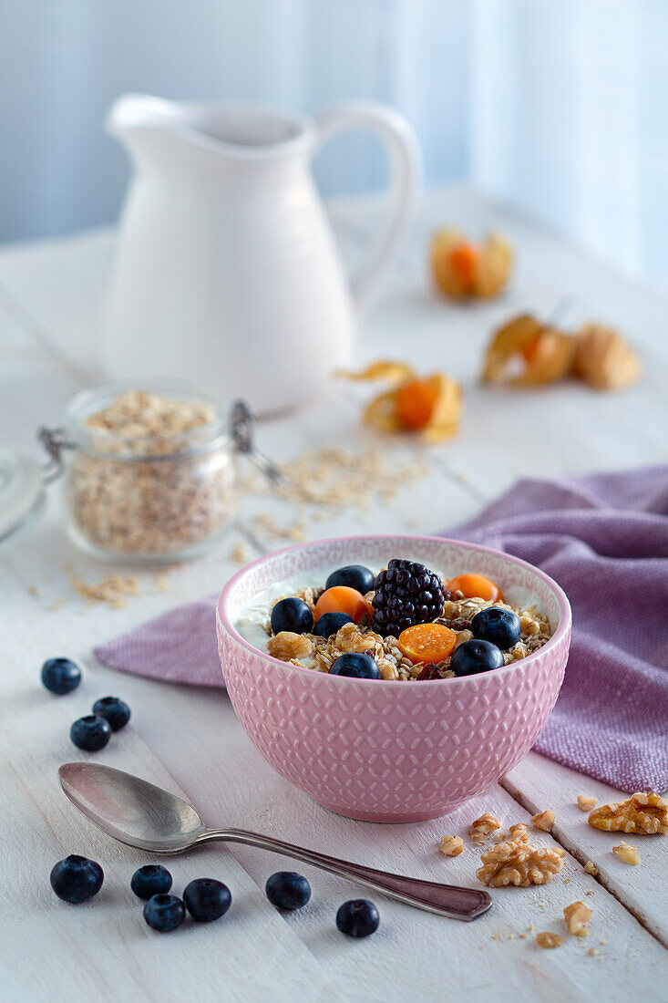 Müsli mit Haferflocken, Beeren und Physalis