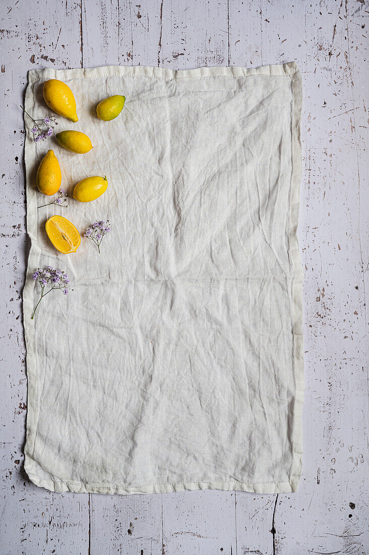 Mini-Zitronen auf weißem Tuch