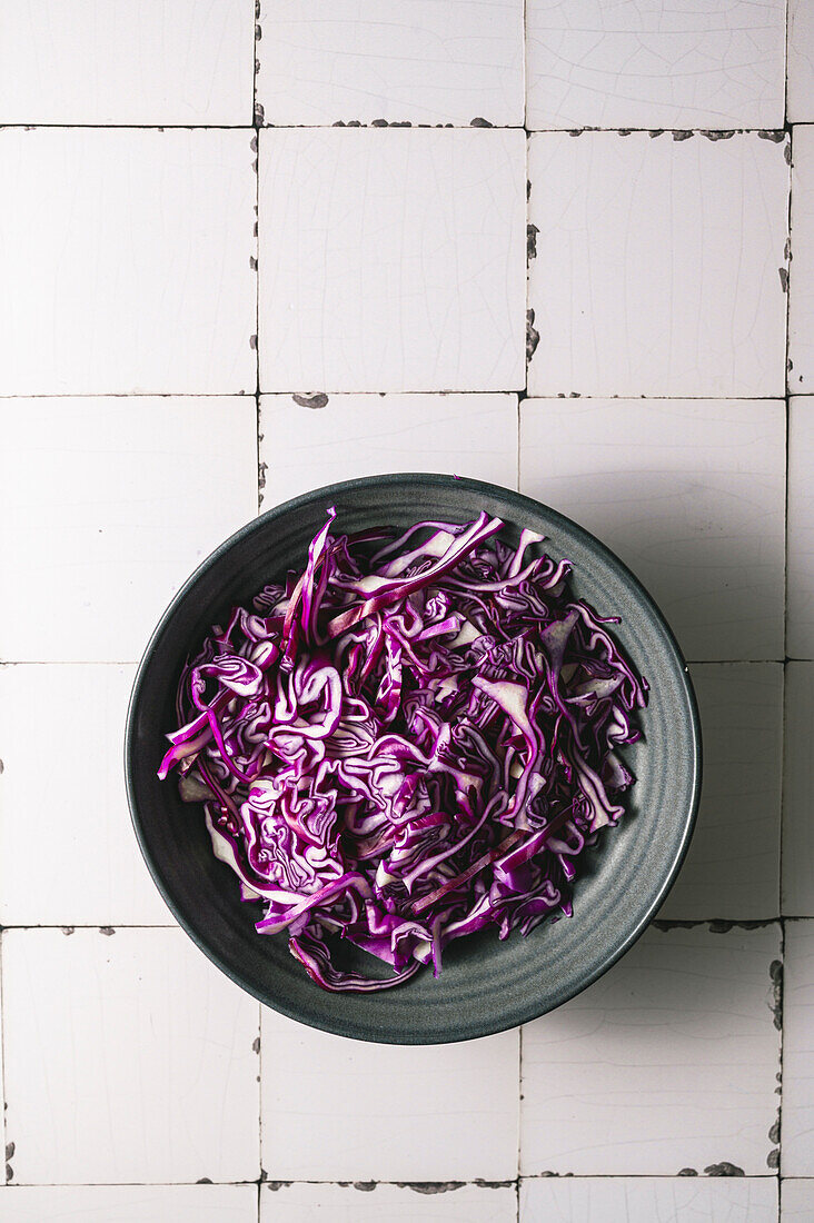 Rotkohl in einer grauen Schüssel