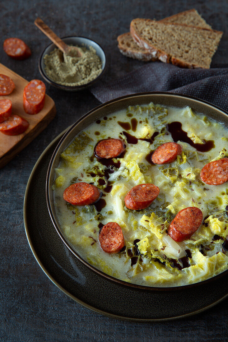 Kohlsuppe mit Debreziner Wurst und Kernöl