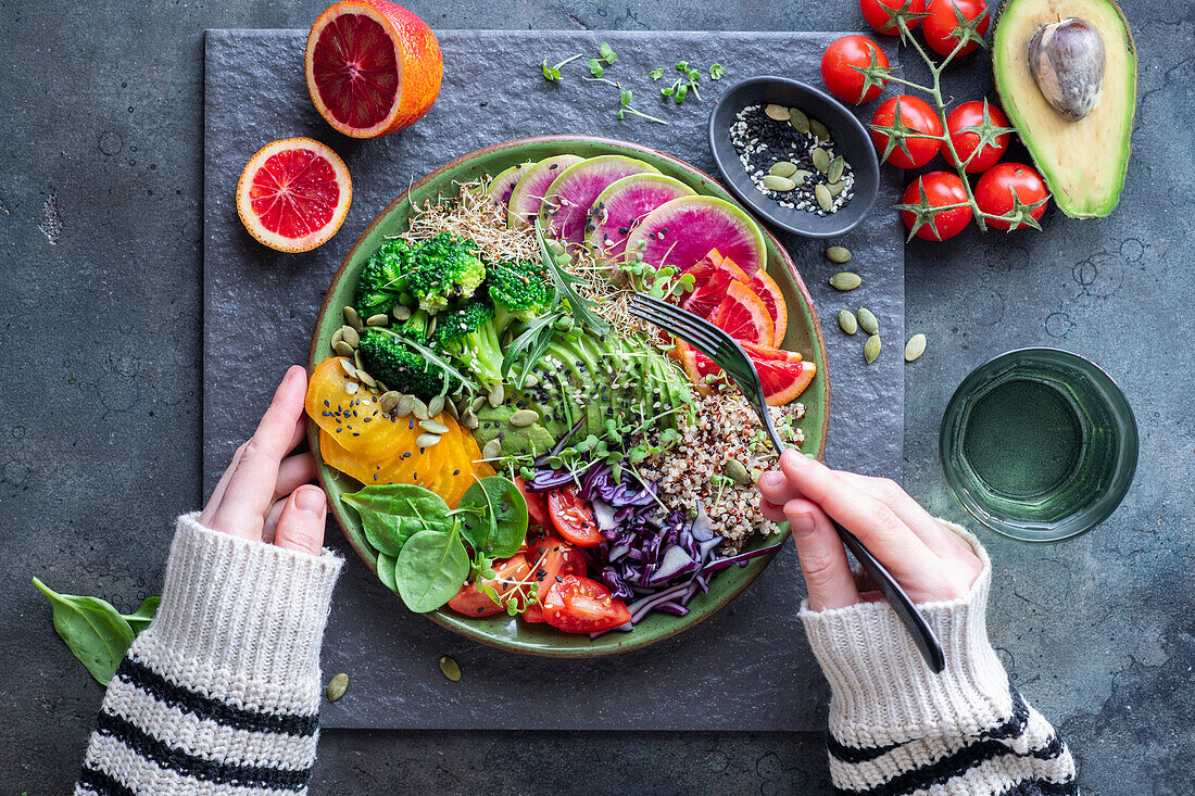 Salad Bowl mit Avocado, Wassermelonenrettich und Broccoli