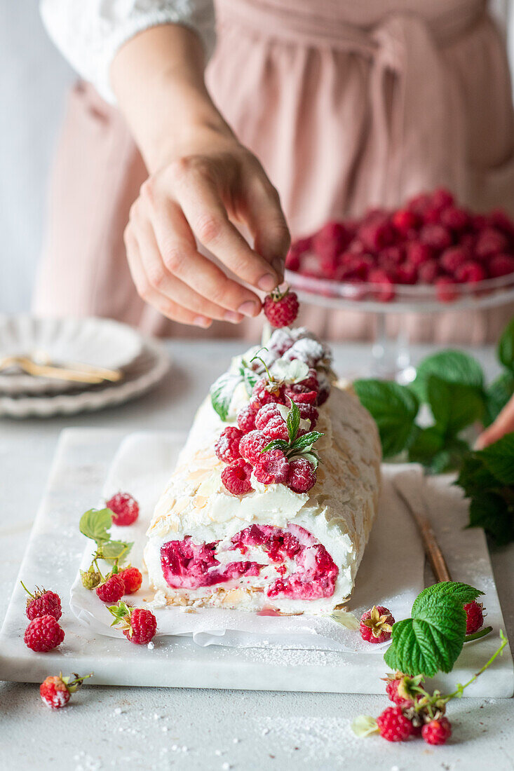 Himbeer-Baiser-Roulade