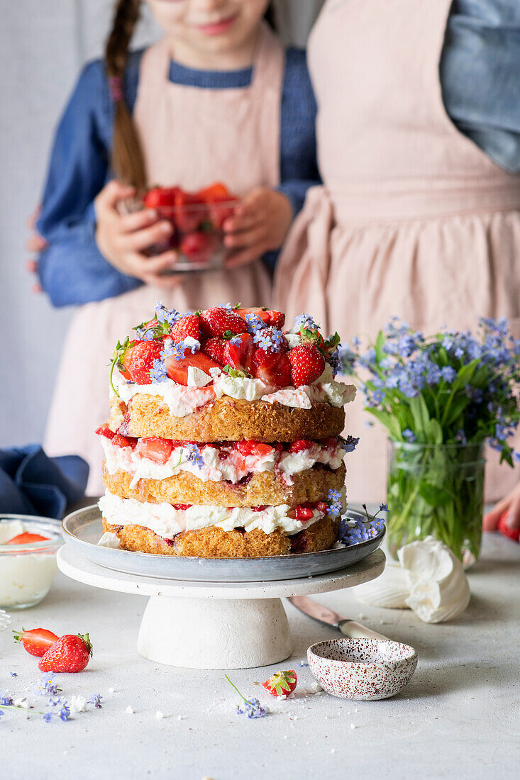 Geschichteter Erdbeerkuchen