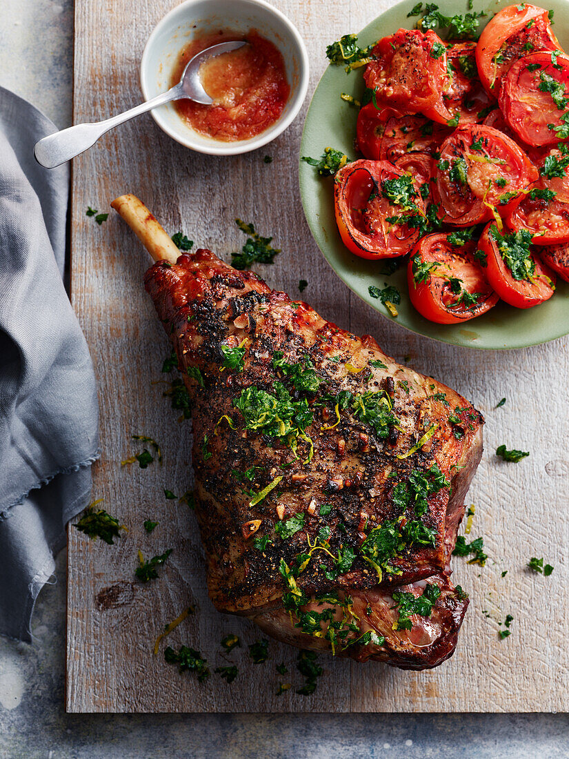 Gebratene Lammkeule mit Gremolata und Tomaten