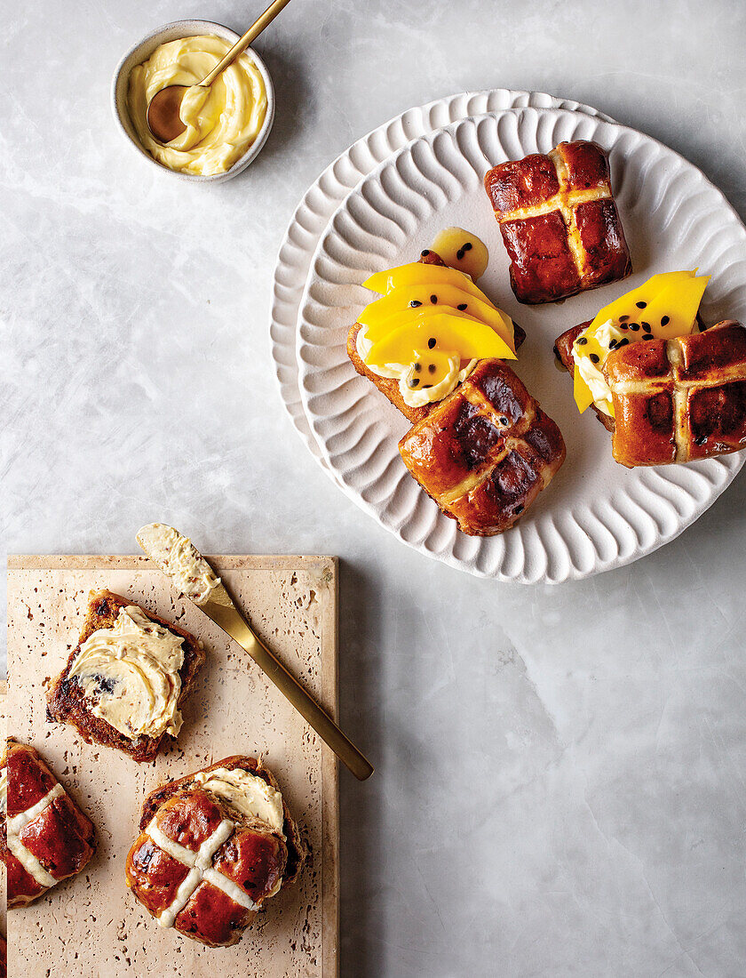 Hot Cross Buns mit Rum, Rosinen und Butter, Hot Cross Bun French Toast mit Mango