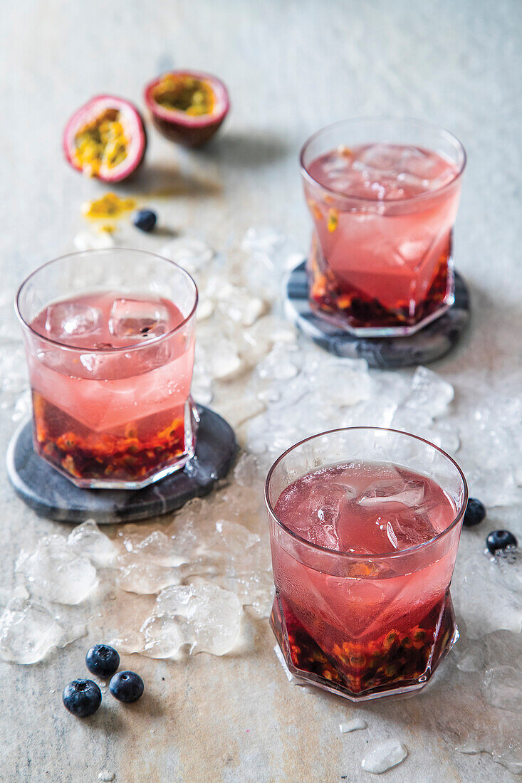 Blaubeer-Granadilla-Gin-Cocktail