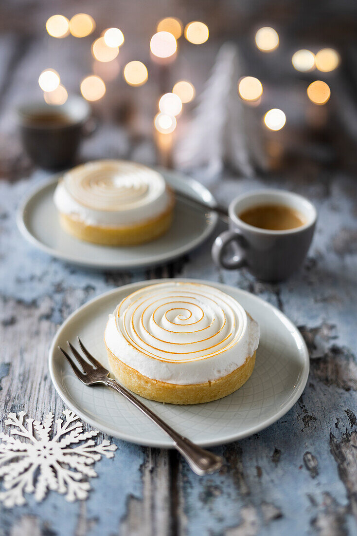 Tarte mit Zitronencreme und Baiser zu Weihnachten, vegetarisch