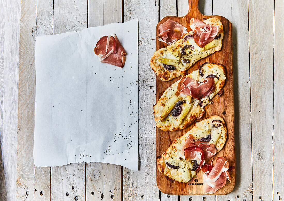 Pizza with asparagus and Tyrolean bacon