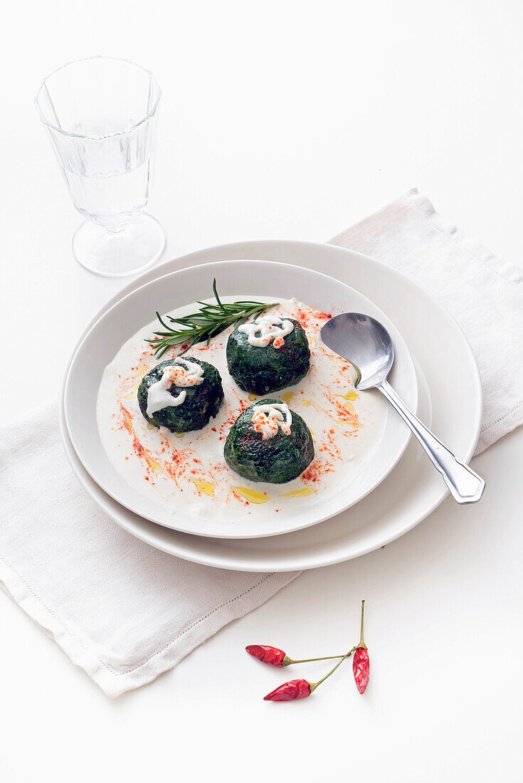 Schwarzkohlknödel mit Käsesauce