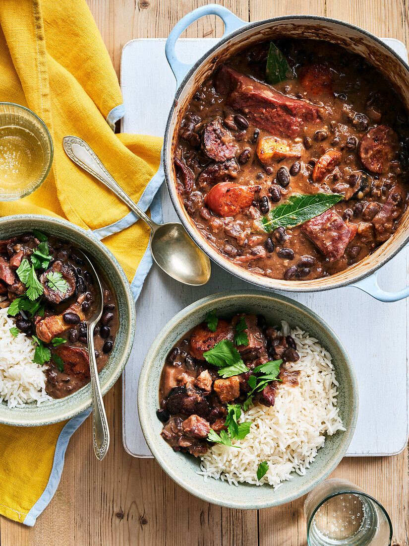 Feijoada (Eintopf mit schwarzen Bohnen und Fleisch)