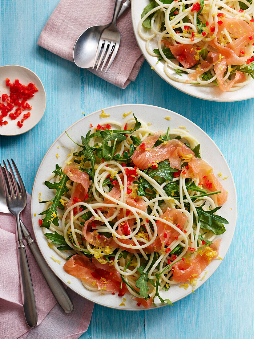 Räucherlachs mit Linguine und Rucola