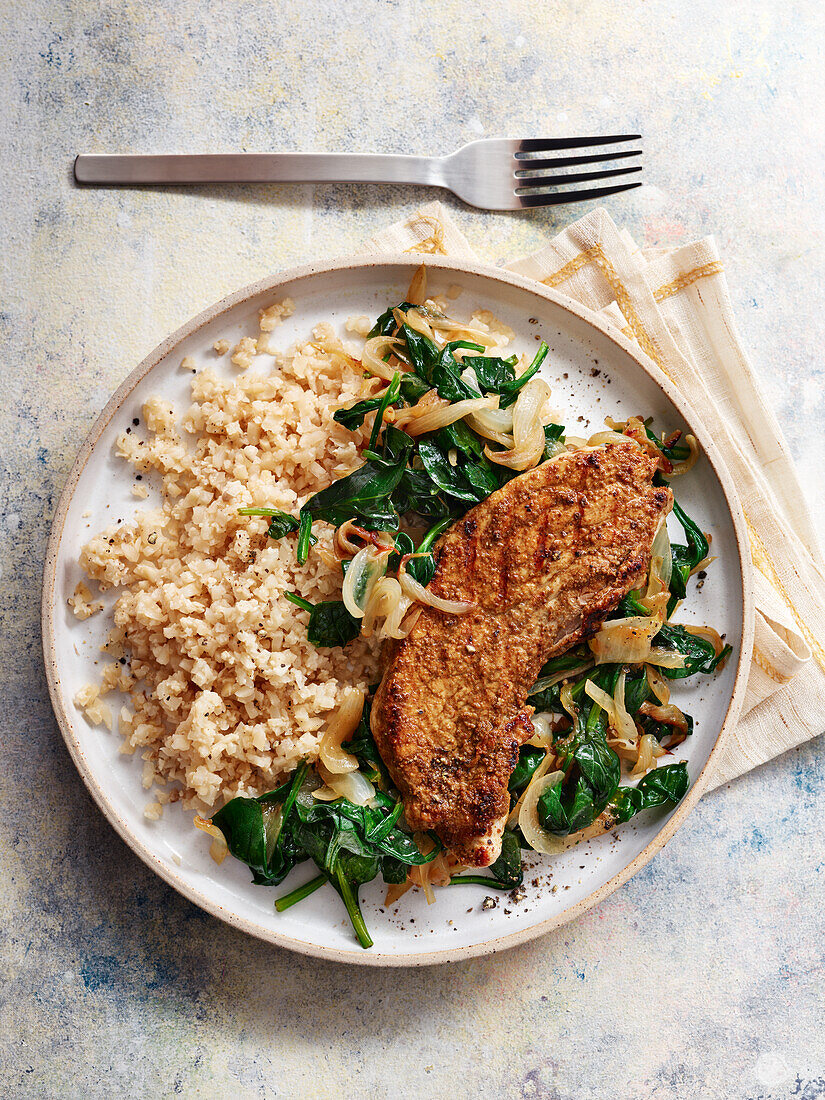 Karamellisiertes Schweineschnitzel mit Zwiebeln und Spinat