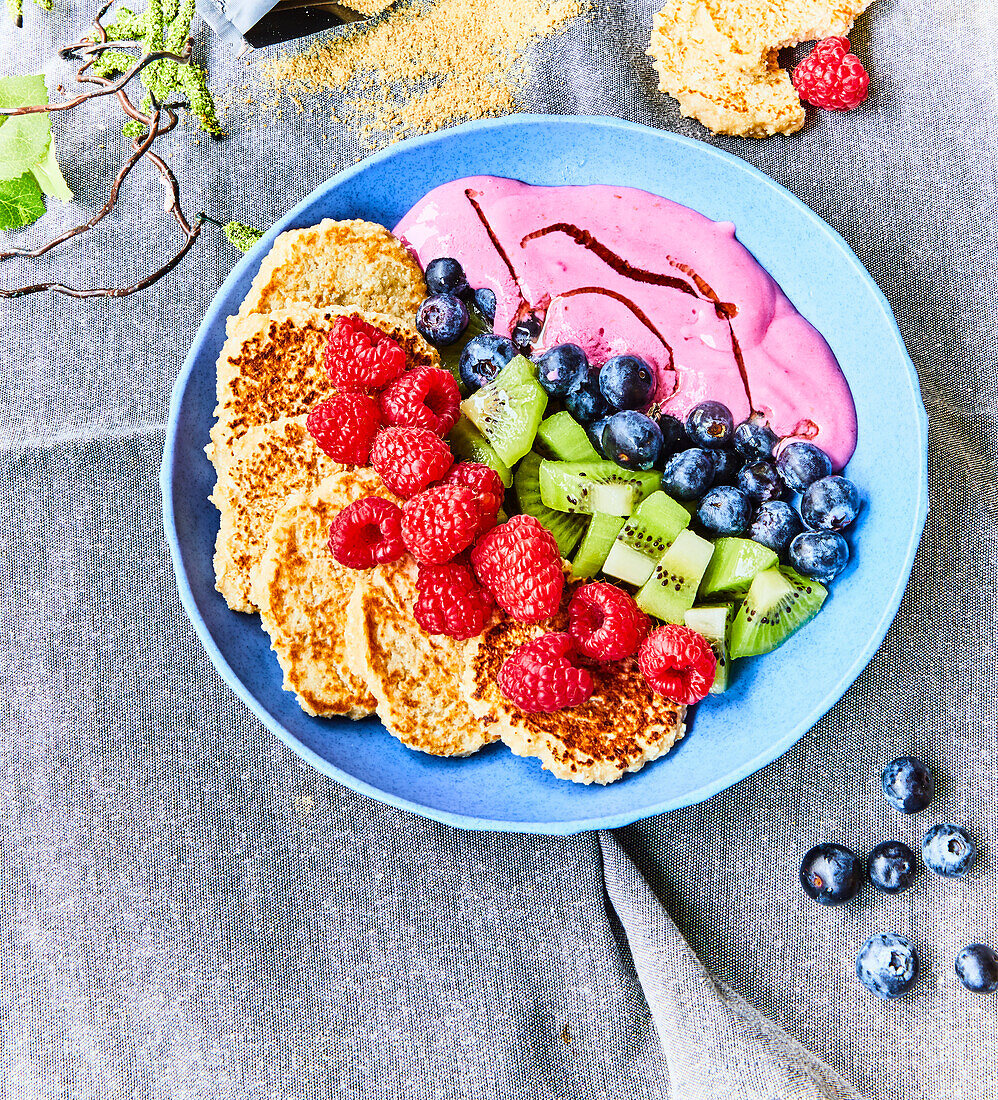 Pancakes mit Früchten und Beerencreme