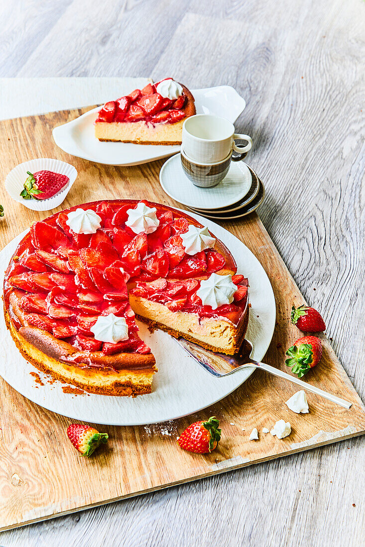 Strawberry whirl-shaped cheesecake