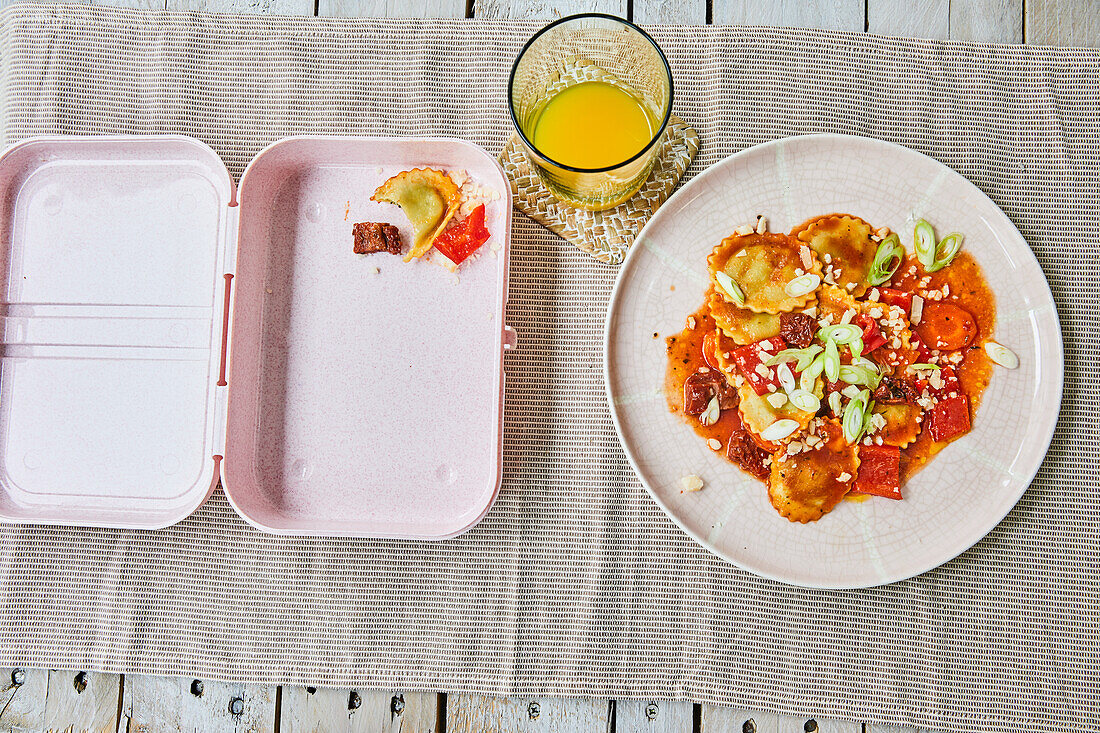 Ravioli mit getrockneten Tomaten und Frühlingszwiebeln