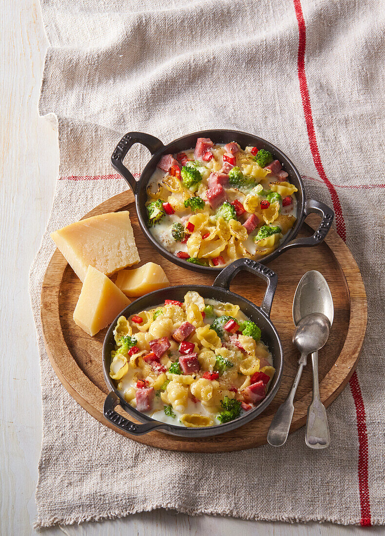 Baked macaroni and cheese with broccoli and ham