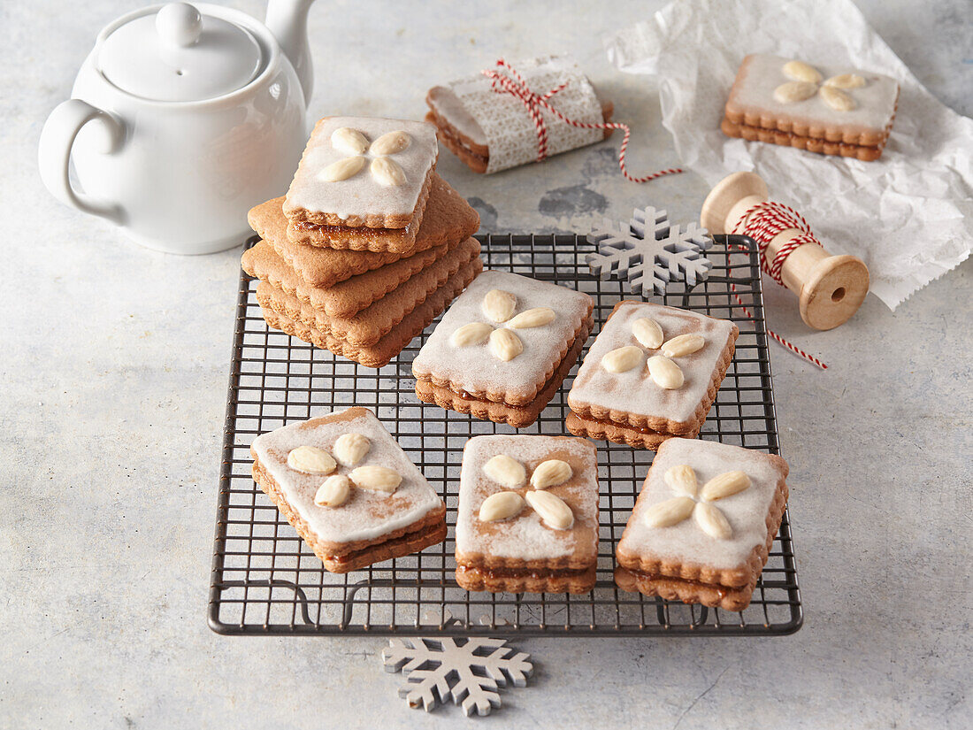 Sandwich spice biscuits with rum and almonds