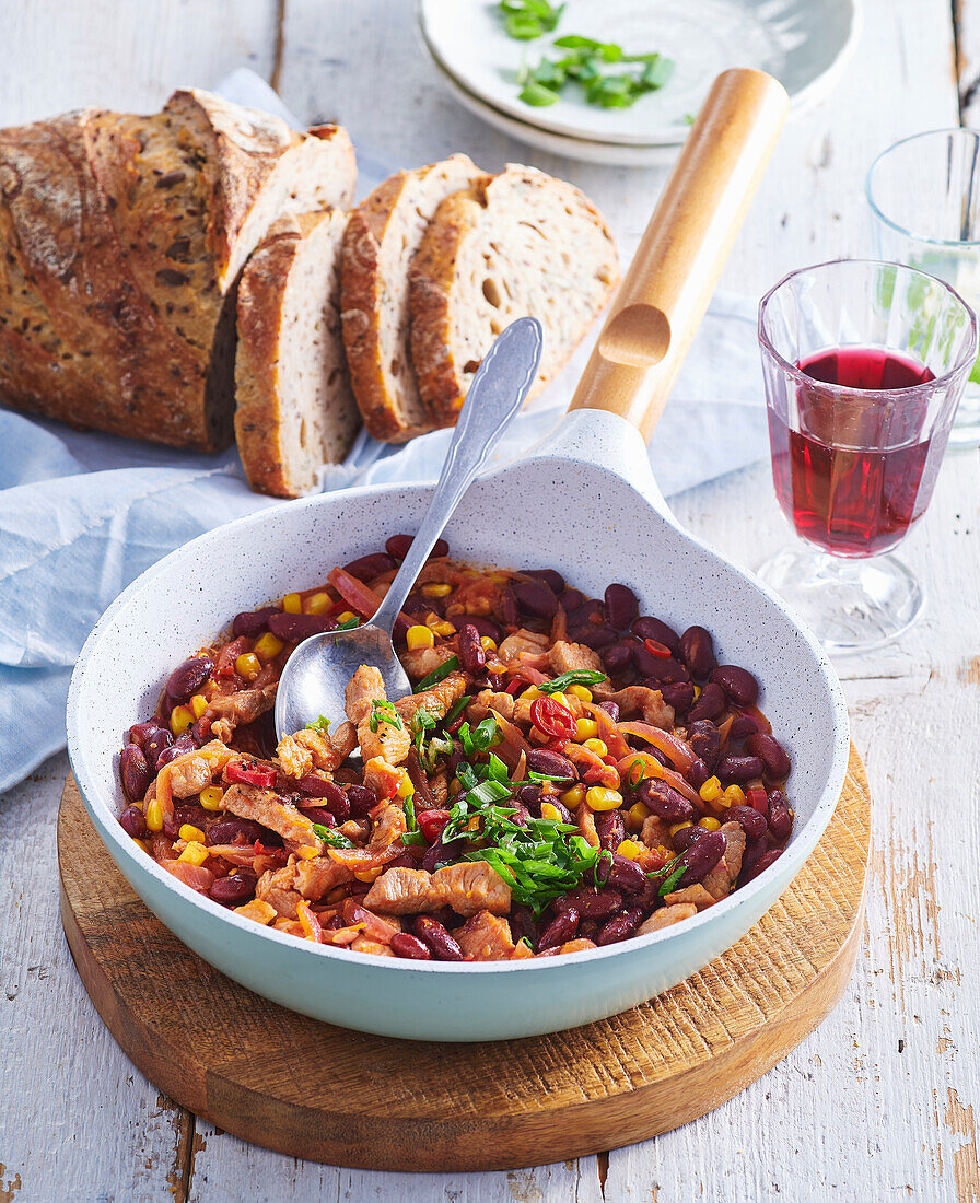 Schweinefleischeintopf mit Mais und Bohnen