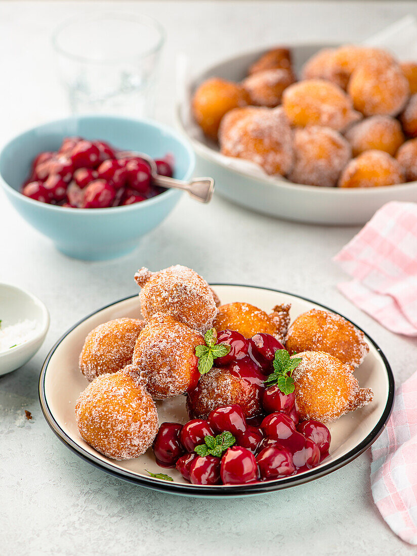 Buttermilk-Drop-Doughnuts mit Kirschkompott