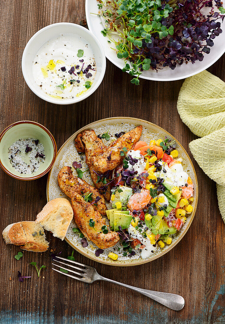 Würzige Hähncheninnenfilets mit Avocado-Mais-Salat