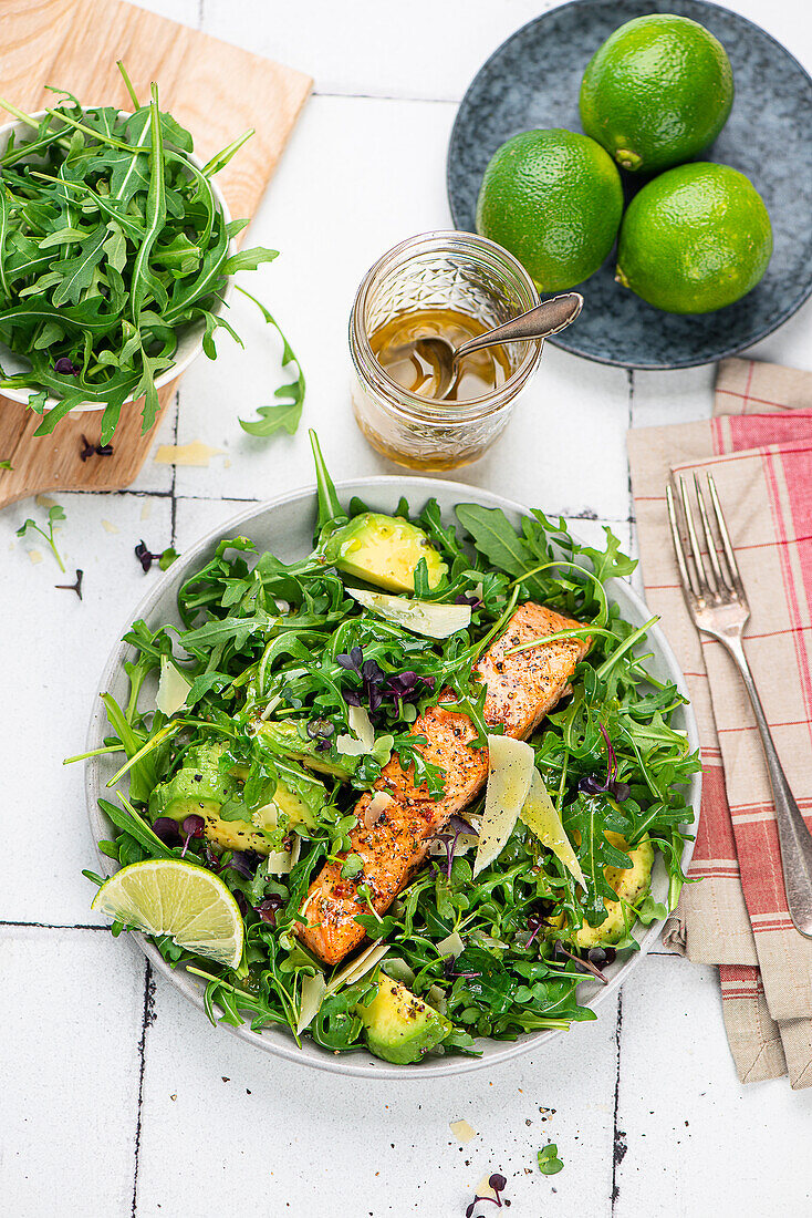 Lachs aus dem Ofen auf Avocado-Rucola-Salat