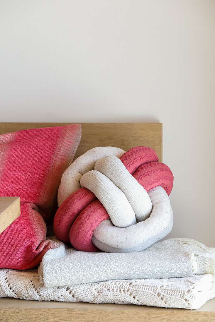 DIY knot cushion