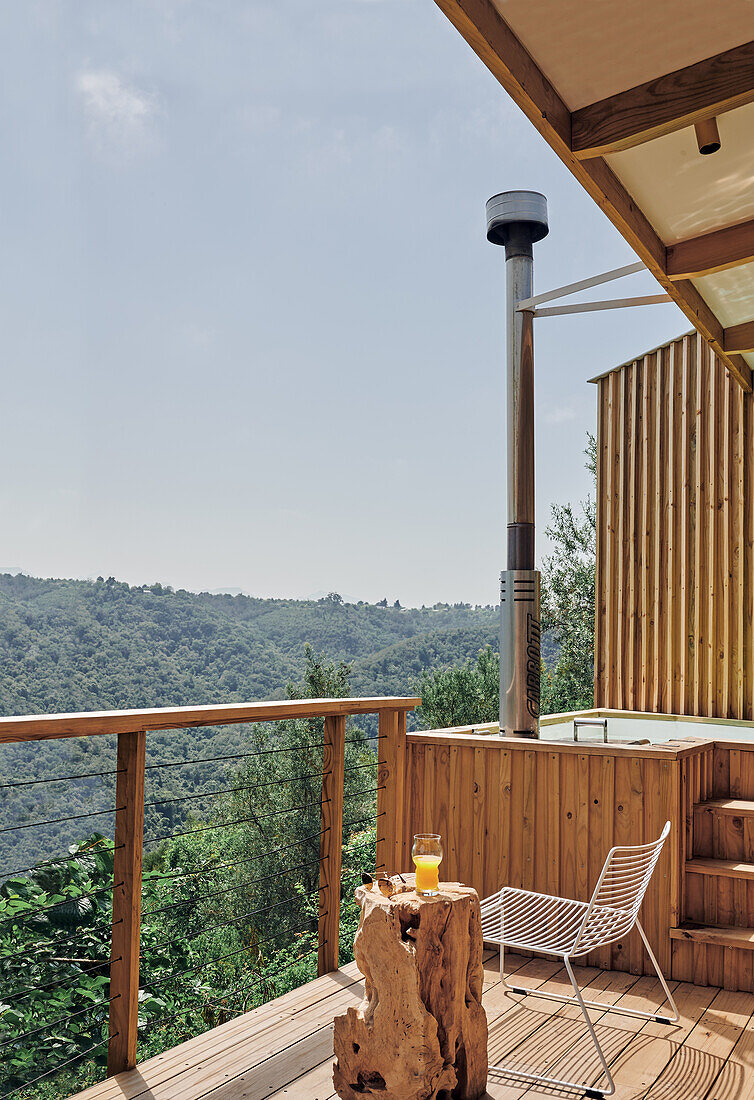 Holzbalkon mit Landschaftsblick