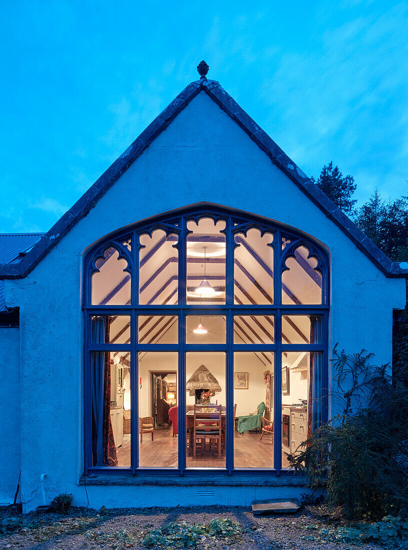 Traditionelles Bauernhaus, beleuchtet in der Abenddämmerung, Irland