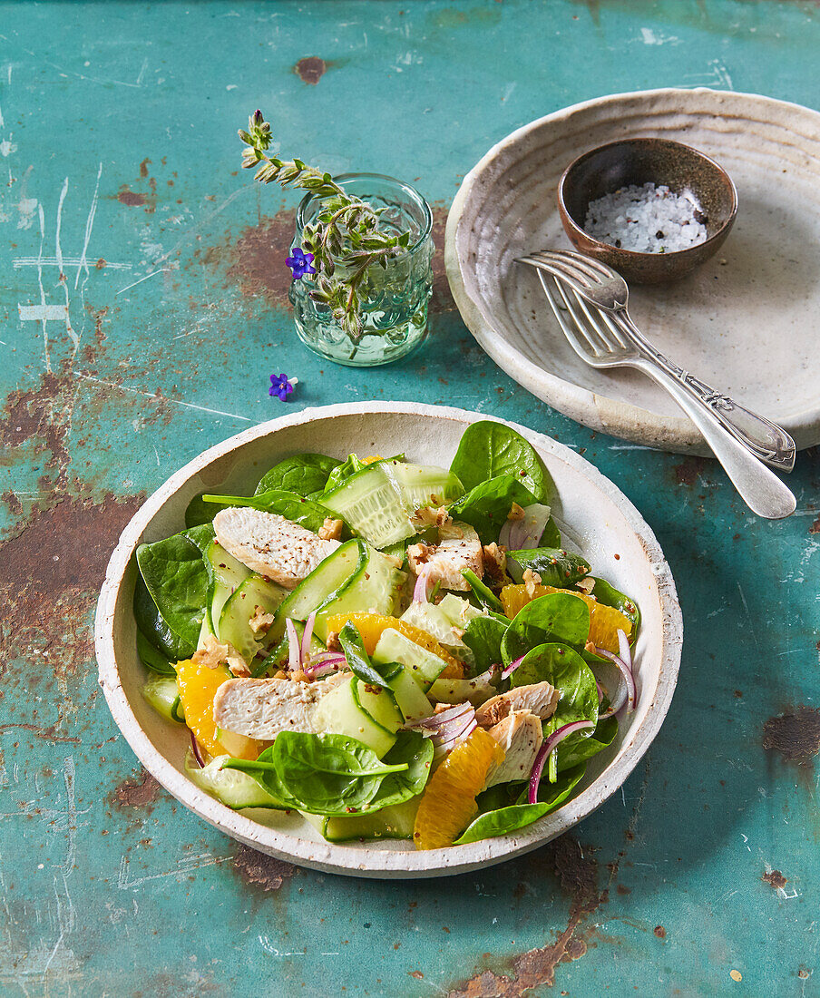 Spinach salad with chicken and oranges