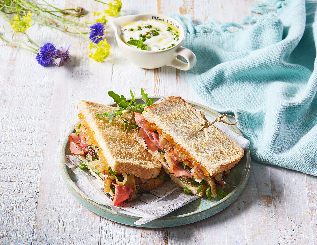 Bacon sandwich with rocket