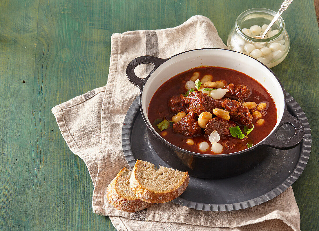 Rindergulasch mit weißen Bohnen