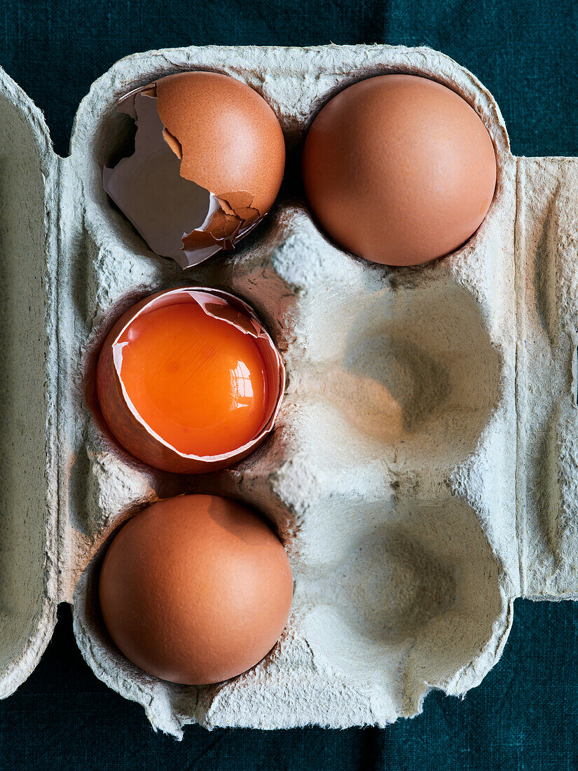 Frische Eier in Eierkarton