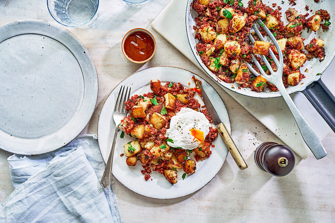 Corned Beef Hash mit pochiertem Ei