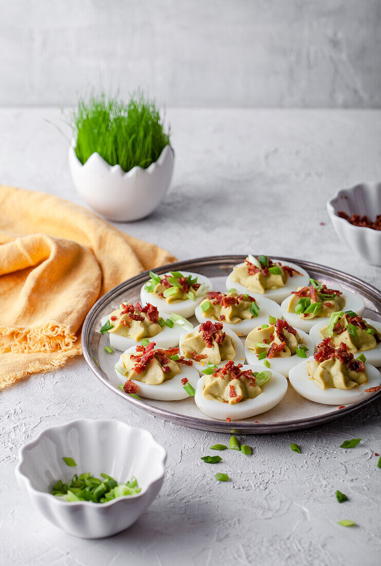 Gekochte Eier mit Avocadofüllung und Speckbröseln