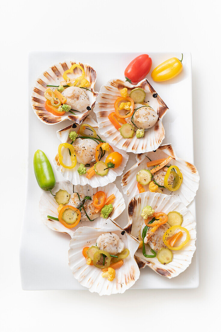 Scallops with pickled zucchini, peppers and chives