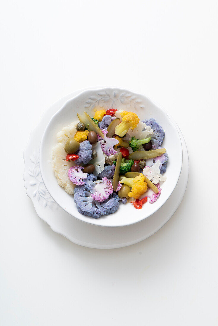 Blumenkohlsalat mit Taggiasca-Oliven, Paprika und Essiggurken