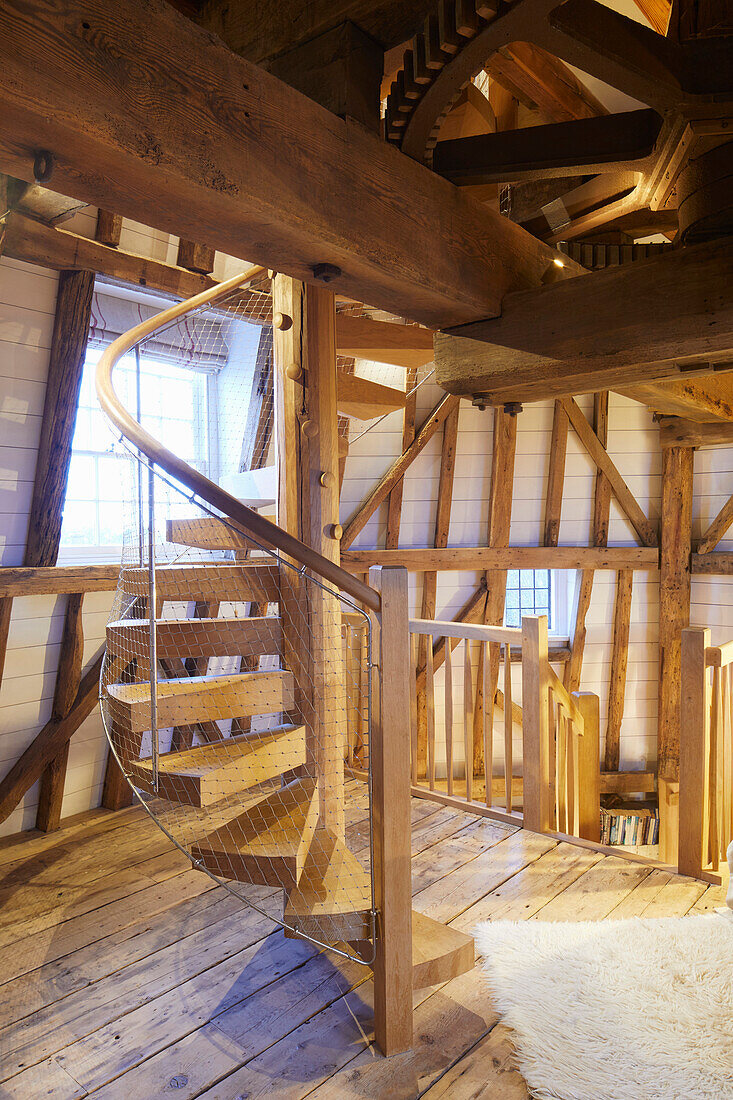 Wendeltreppe aus Massivholz in umgebauter Windmühle