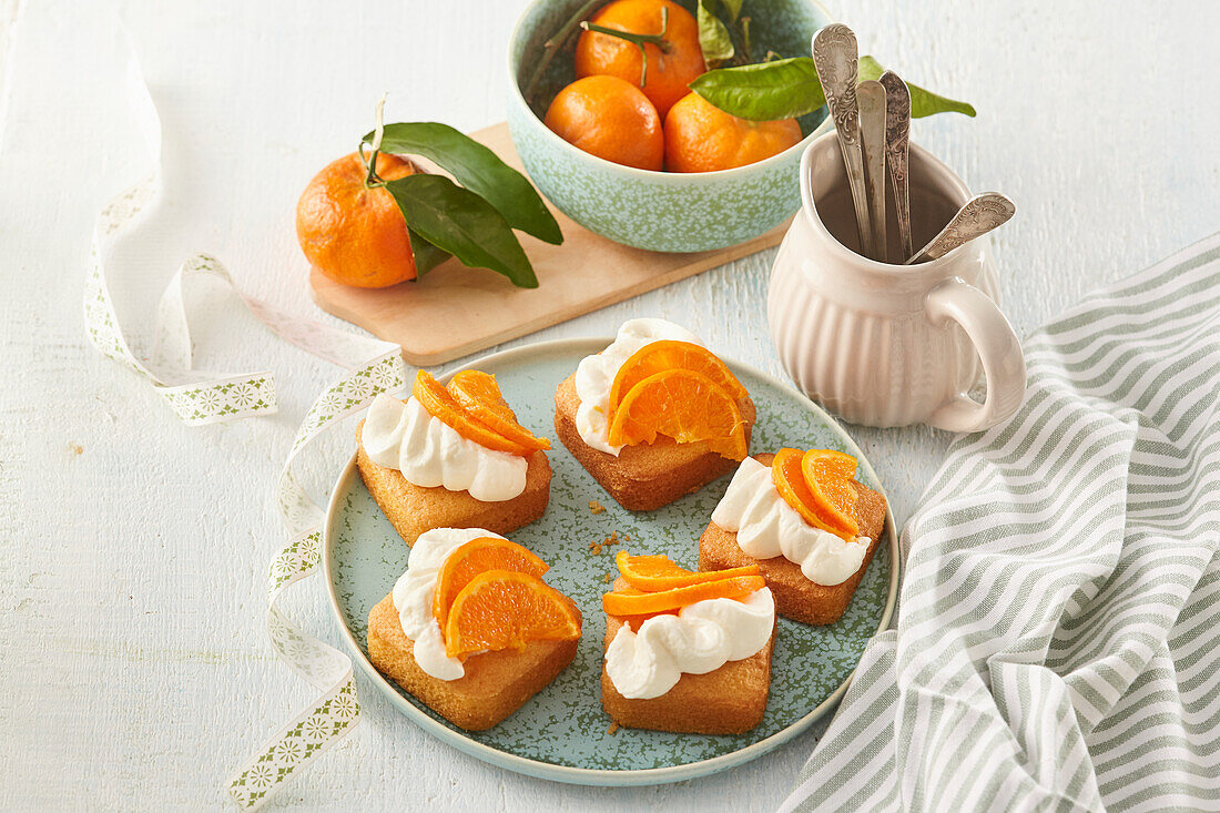 Mandarinenschnitten mit Sahnecreme