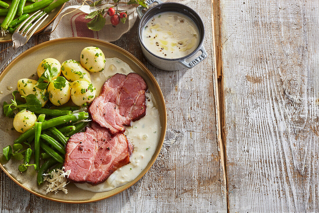 Geräucherter Schweinenacken mit Meerrettichsauce, Bohnen und Kartoffeln