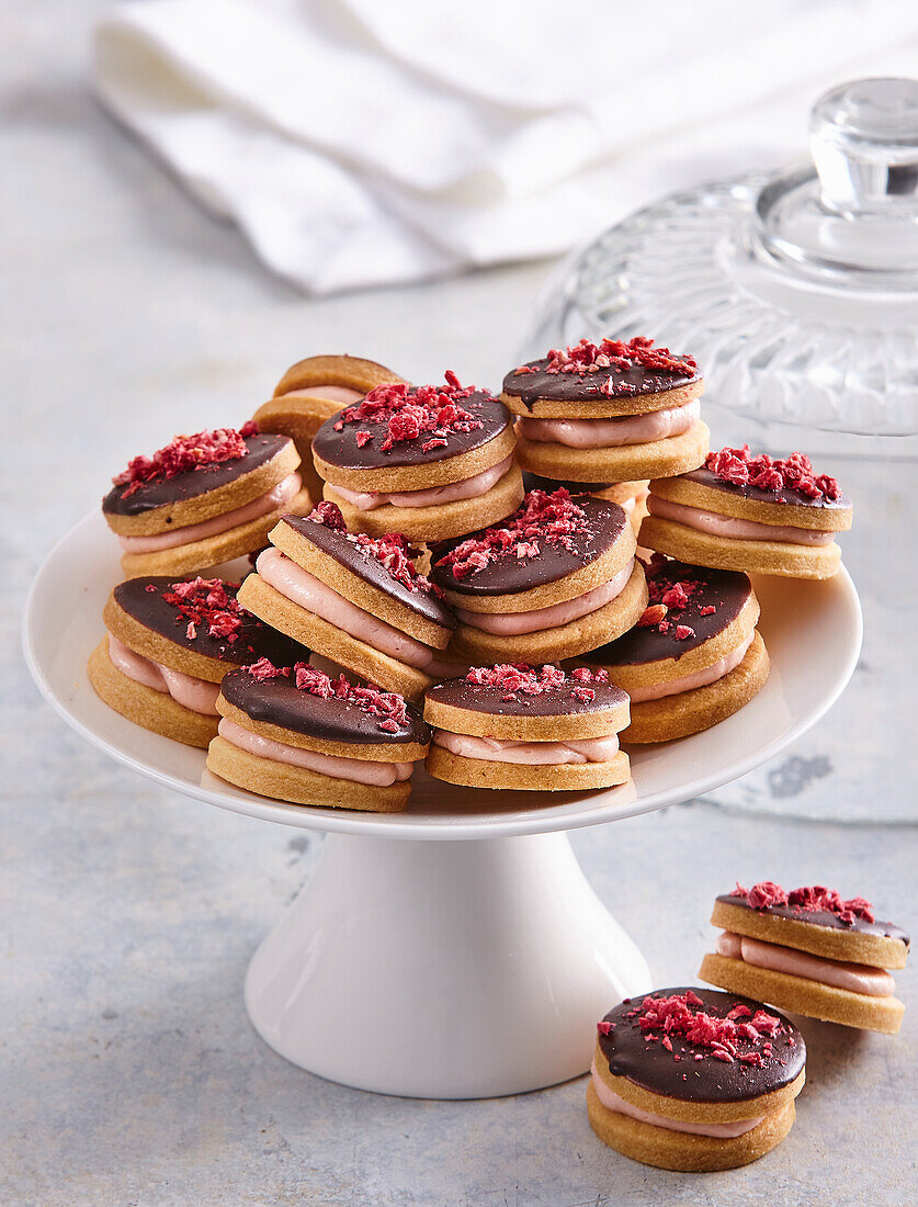 Linz sandwich cookies with cashew cream