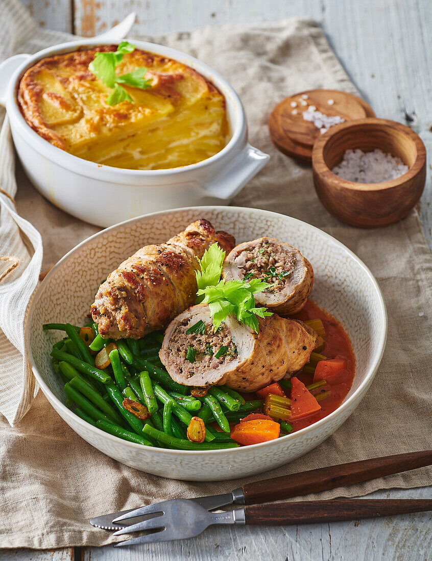 Kalbsrouladen mit grünen Bohnen und Kartoffelgratin