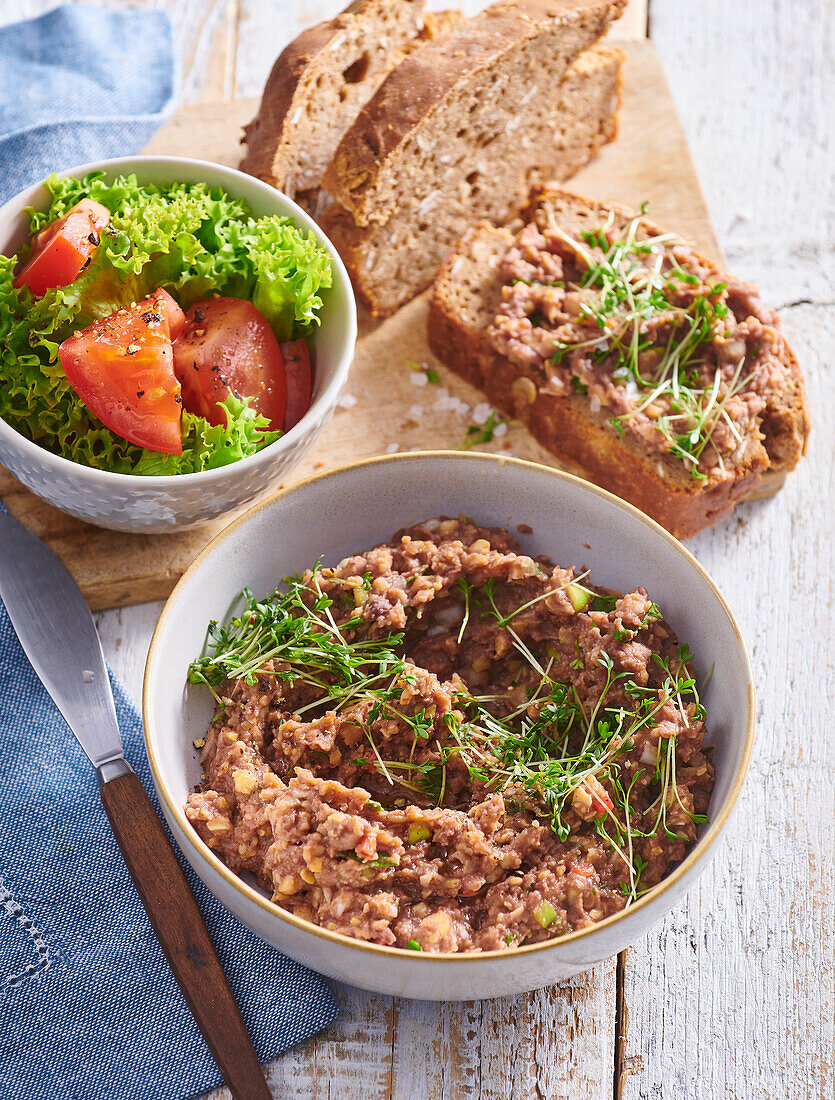 Kichererbsen-Bohnen-Aufstrich mit Vollkornbrot